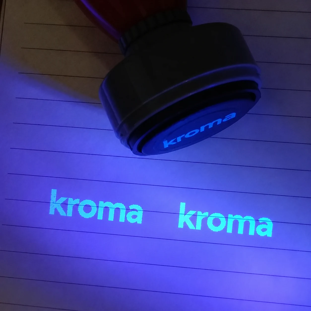 Demostración de sello Kroma visible bajo luz UV